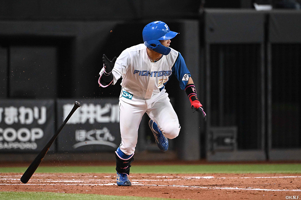 4回裏、レフトへヒットを放つ細川選手01