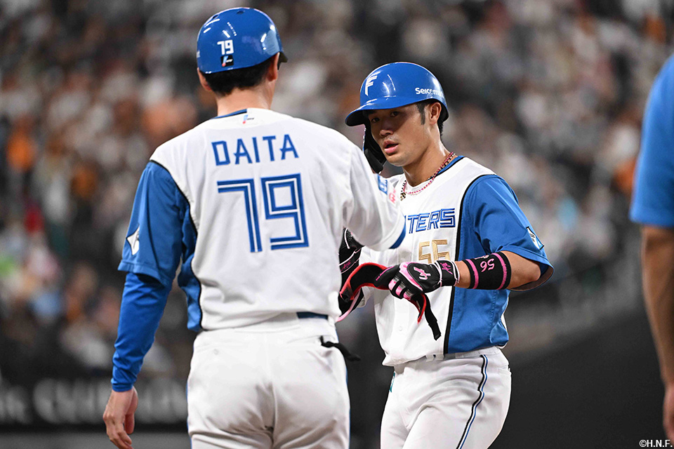 4回裏、レフトへヒットを放つ細川選手02