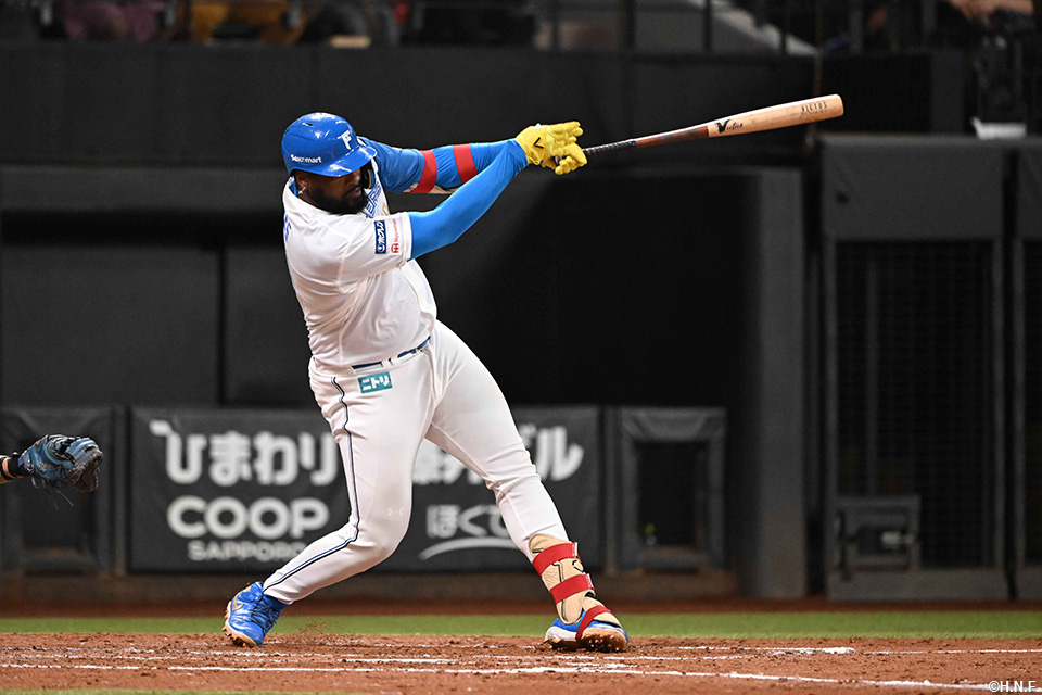 4回裏、センターへヒットを放つレイエス選手01