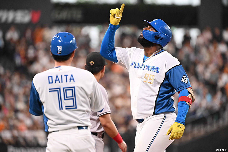 4回裏、センターへヒットを放つレイエス選手02