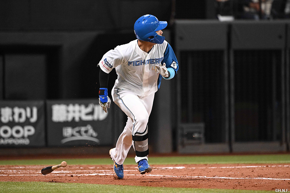 4回裏、同点適時二塁打を放つ水野選手01