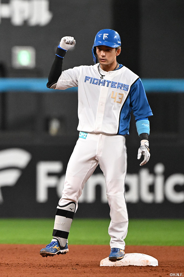 4回裏、同点適時二塁打を放つ水野選手02