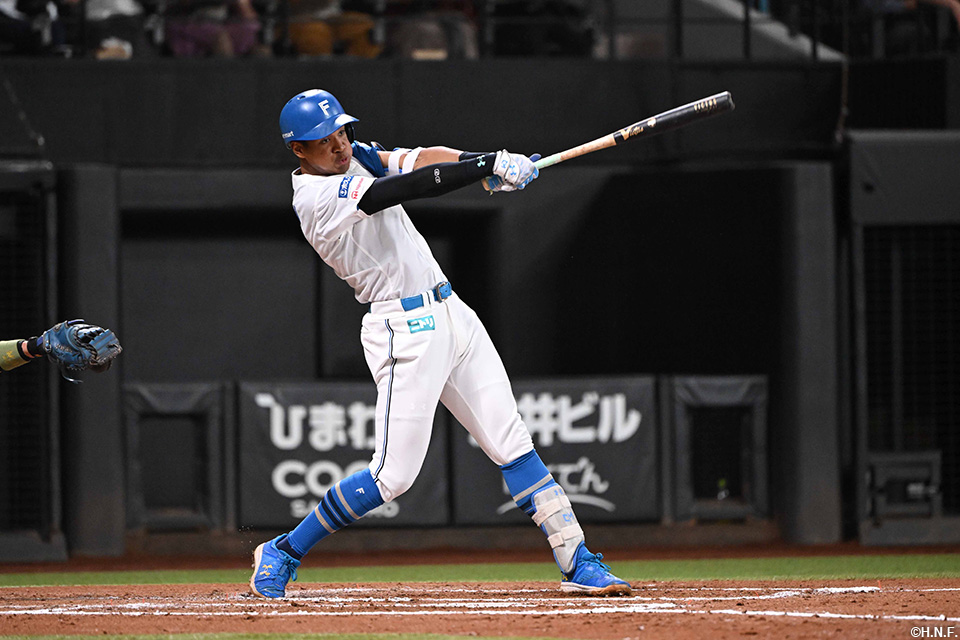 6回裏、ライトスタンドへ勝ち越しの一発を放つ万波選手01