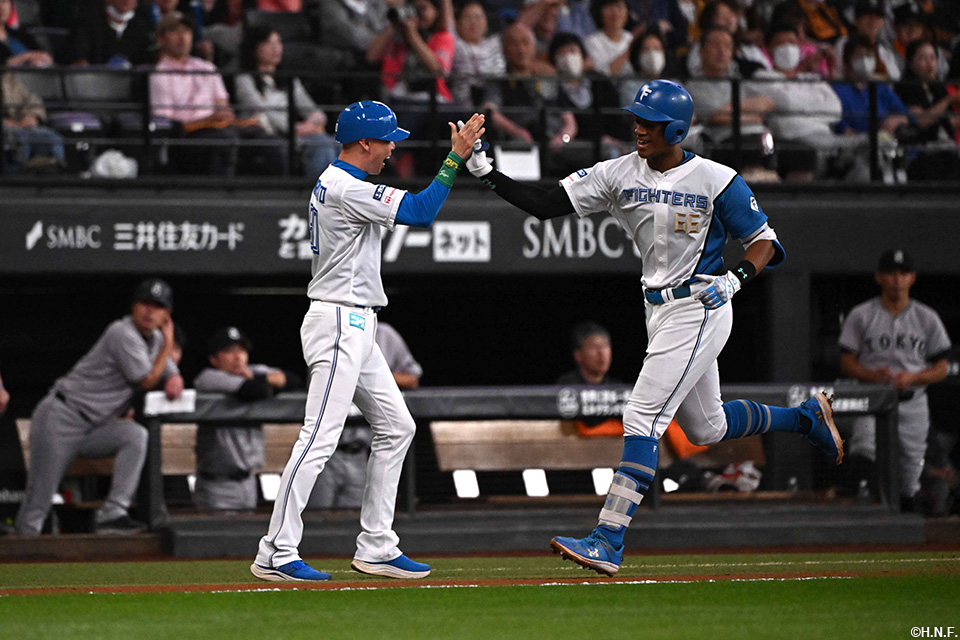 6回裏、ライトスタンドへ勝ち越しの一発を放つ万波選手02