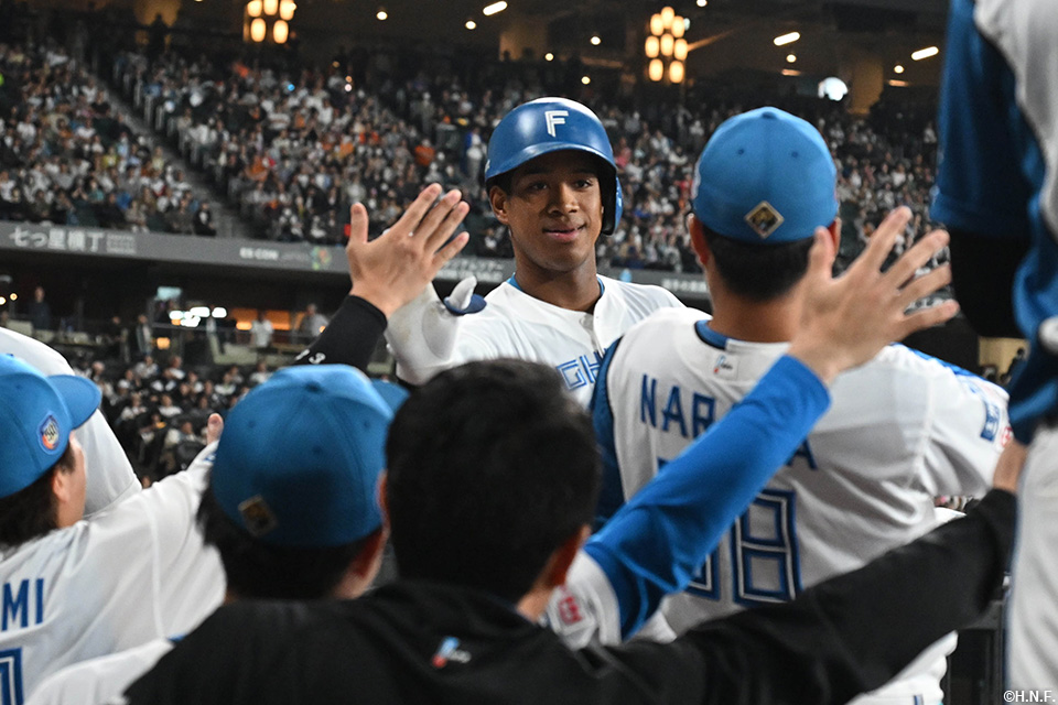 6回裏、ライトスタンドへ勝ち越しの一発を放つ万波選手03