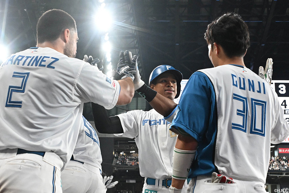 6回裏、ライトスタンドへ勝ち越しの一発を放つ万波選手04