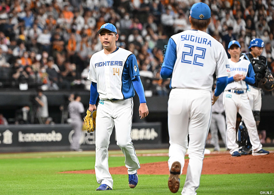 7回表、降板する加藤貴投手