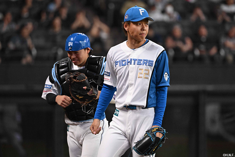 7回表、ピンチを抑えた杉浦投手と田宮選手