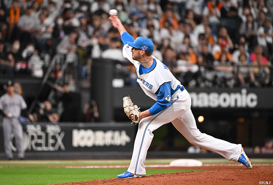 8回、四番手のマーフィー投手01