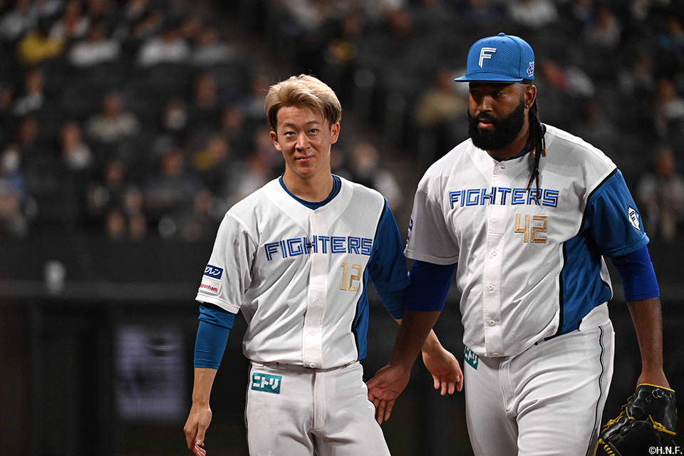 10回表を抑えたザバラ投手と矢澤投手