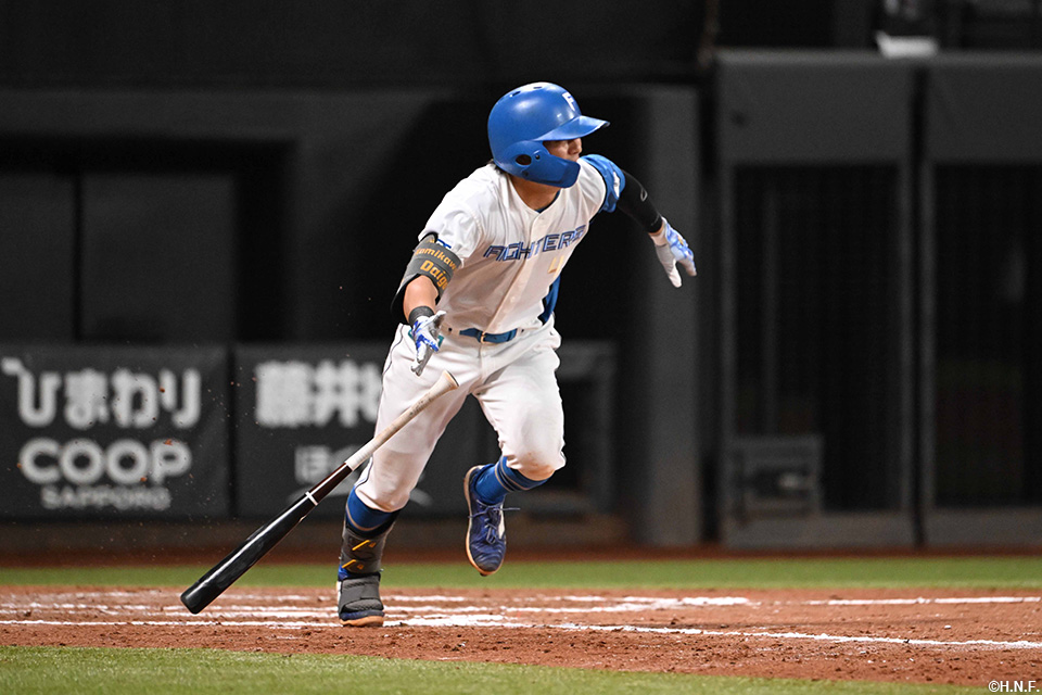 11回裏、センターへヒットを放つ上川畑選手