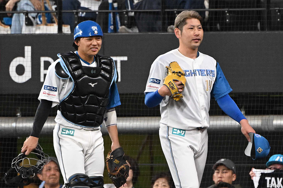 試合前、田宮選手と加藤貴投手