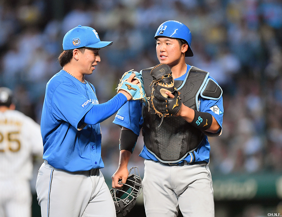 1回裏を三者凡退に抑えた細野投手と進藤選手