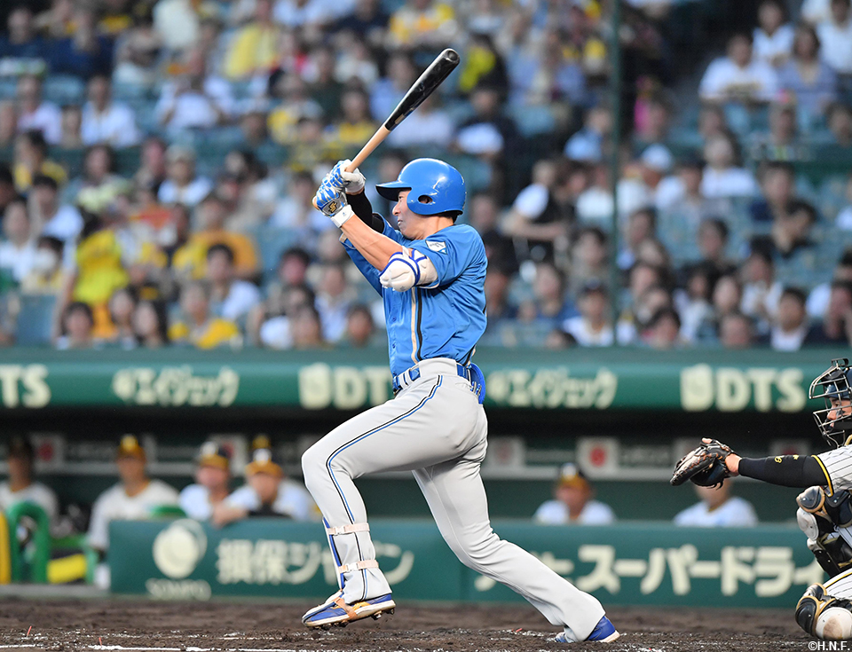 4回表、センターへヒットを放つ松本剛選手