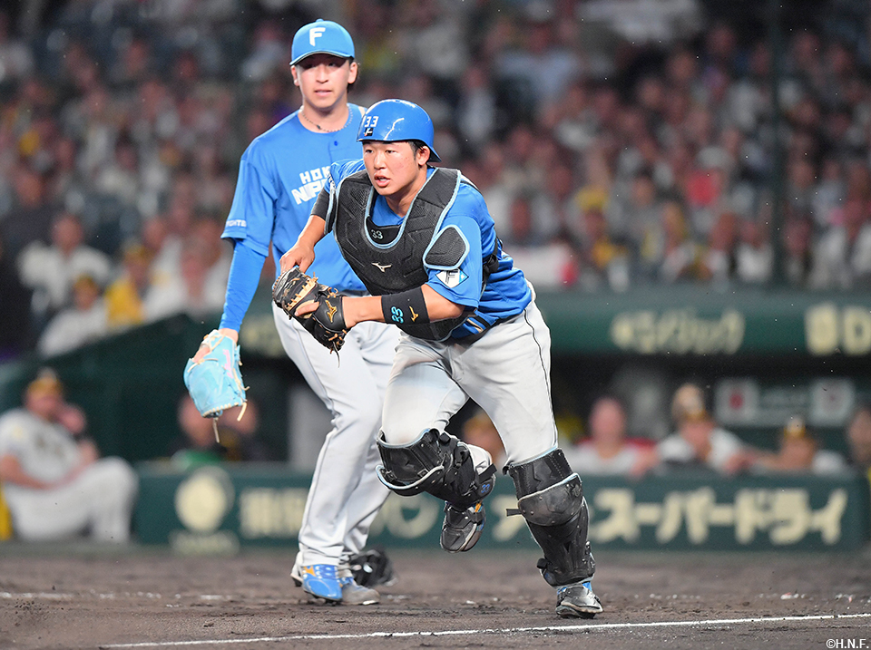 5回裏、三塁走者をアウトにする進藤選手