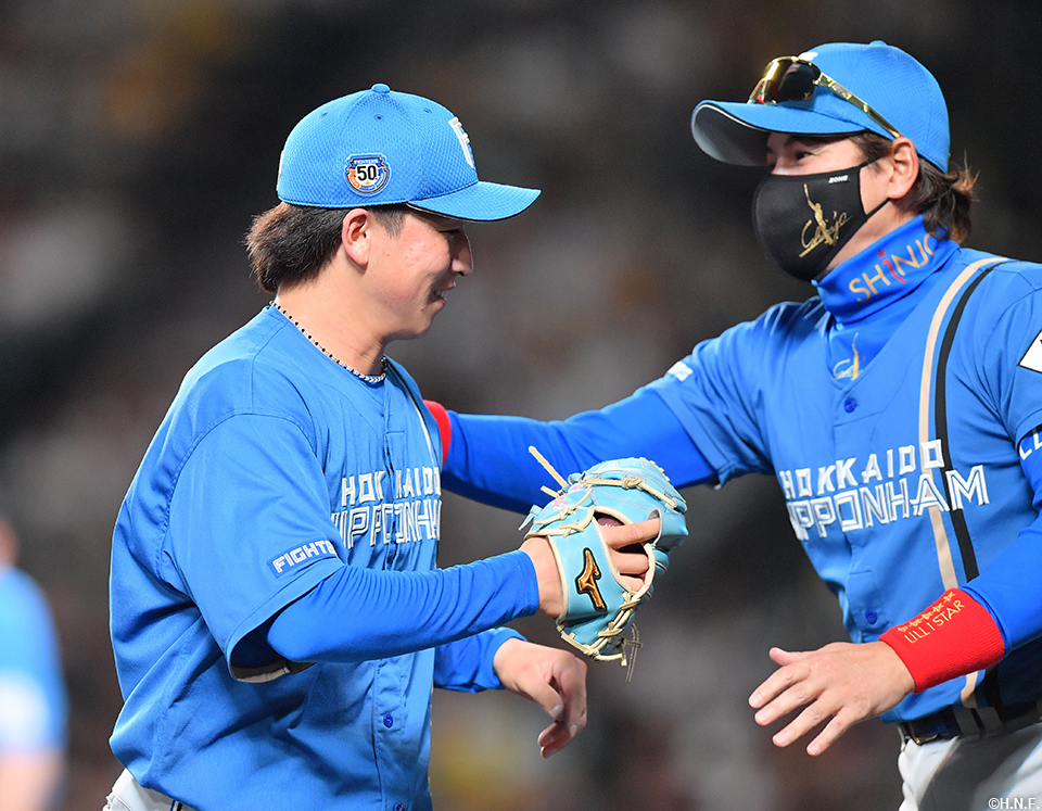 5回裏、降板する細野投手を迎える新庄監督