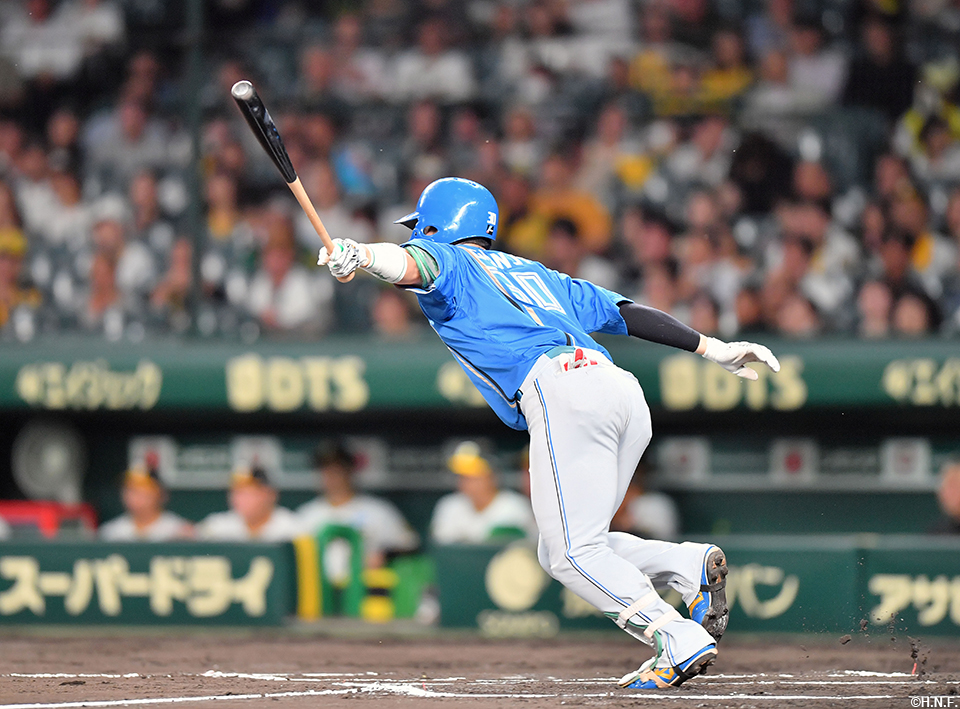 6回表、ライトへヒットを放つ郡司選手