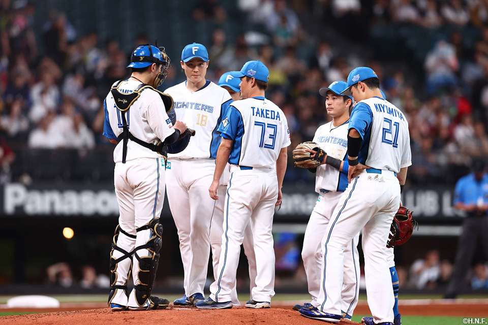 2回表、マウンドに集まる選手たち