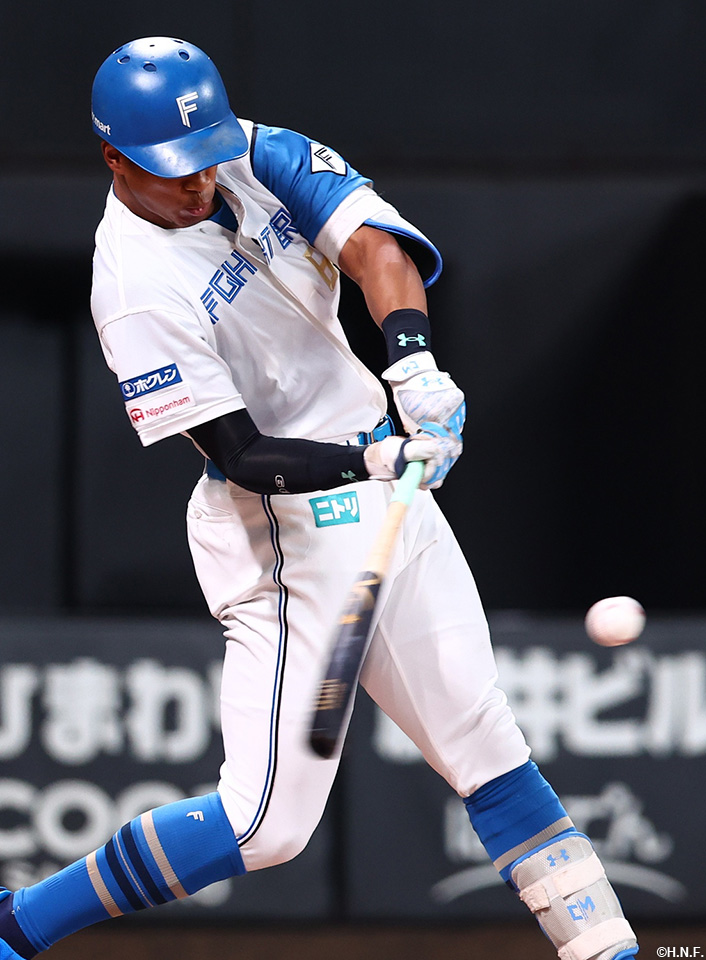 2回裏、二塁打を放つ万波選手01