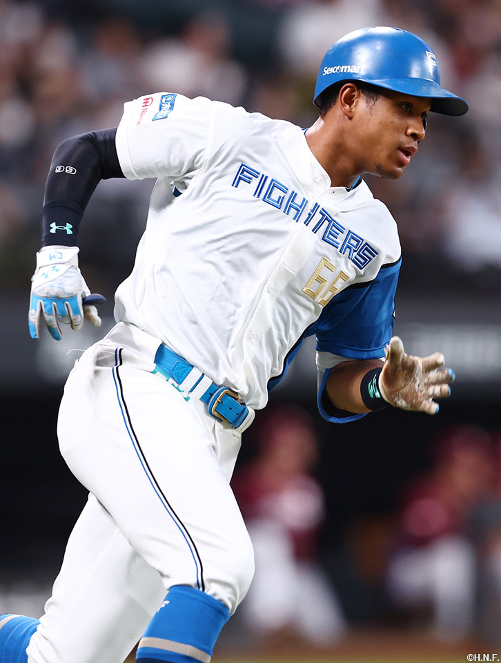 2回裏、二塁打を放つ万波選手02