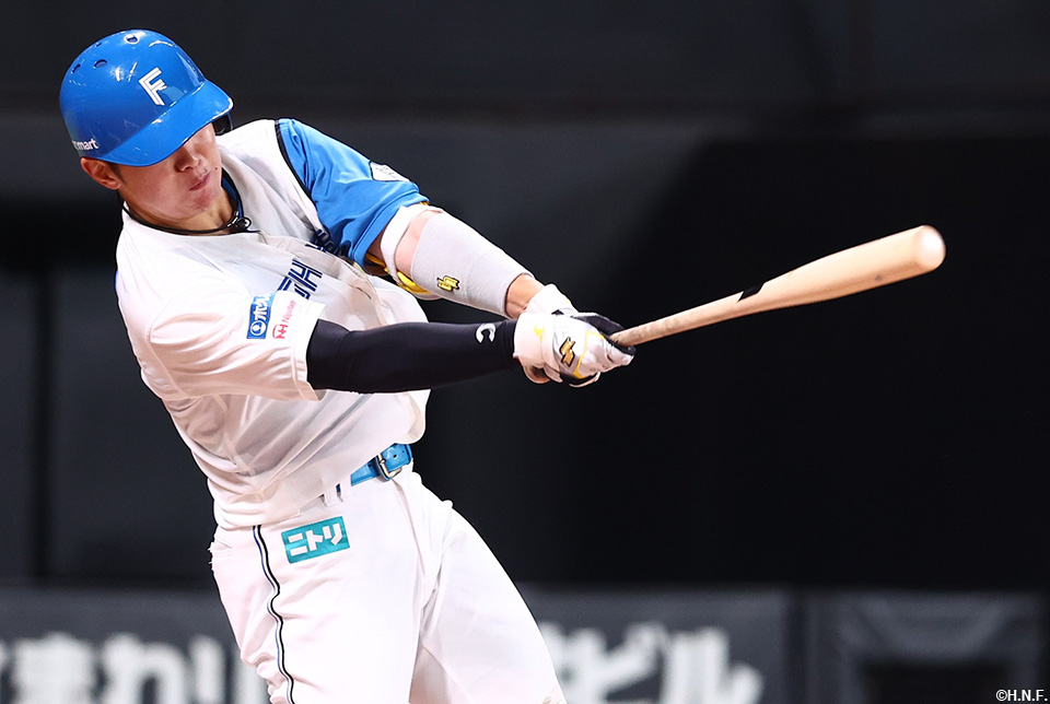 3回裏、内野安打を放つ清水選手