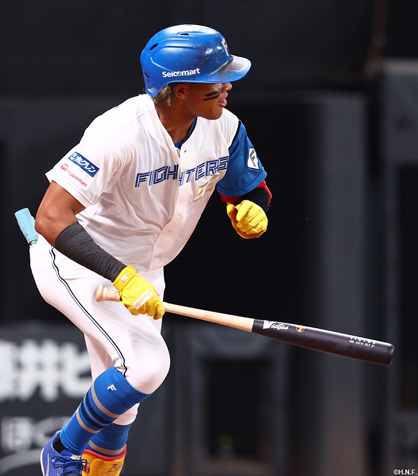 3回裏、2点適時打を放つ水谷選手01