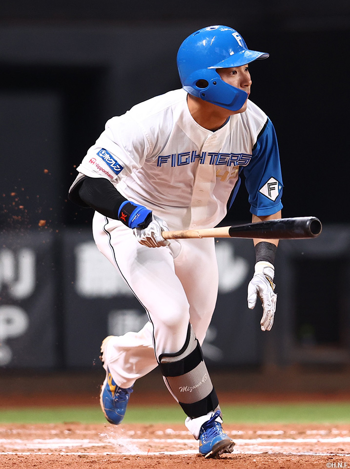 7回裏、同点適時二塁打を放つ水野選手01