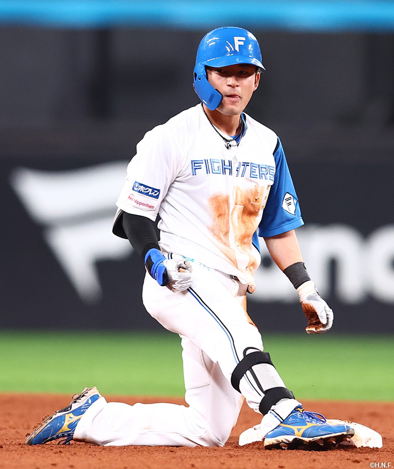 7回裏、同点適時二塁打を放つ水野選手02