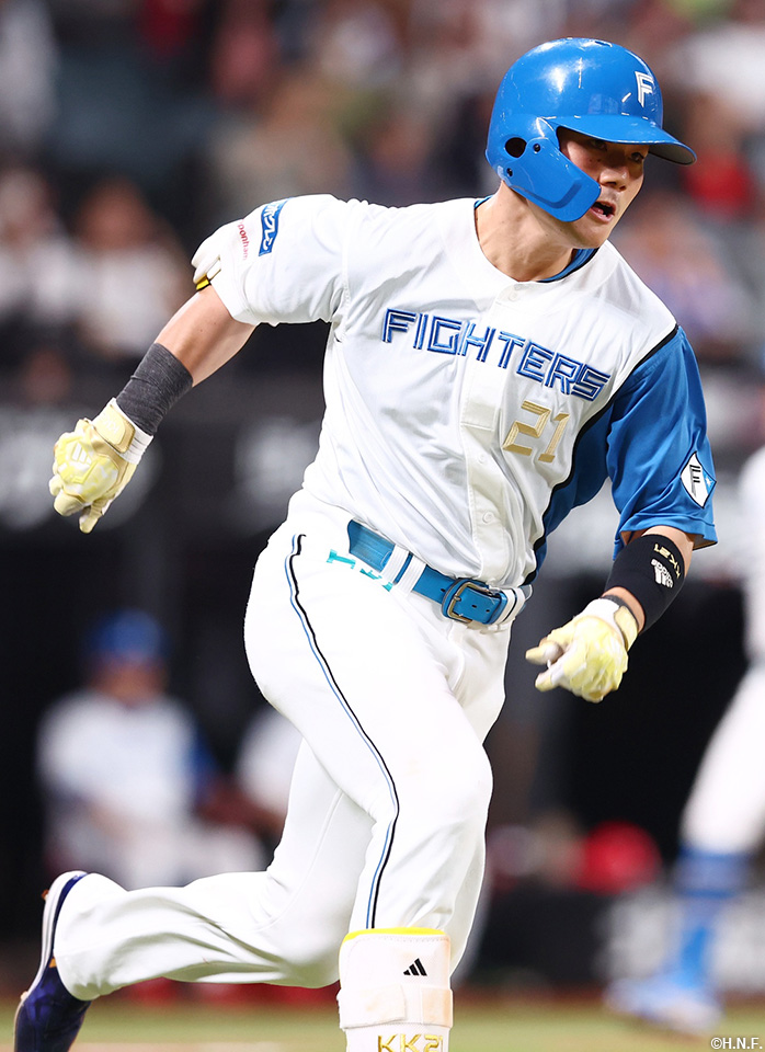 7回裏、勝ち越し適時二塁打を放った清宮選手01