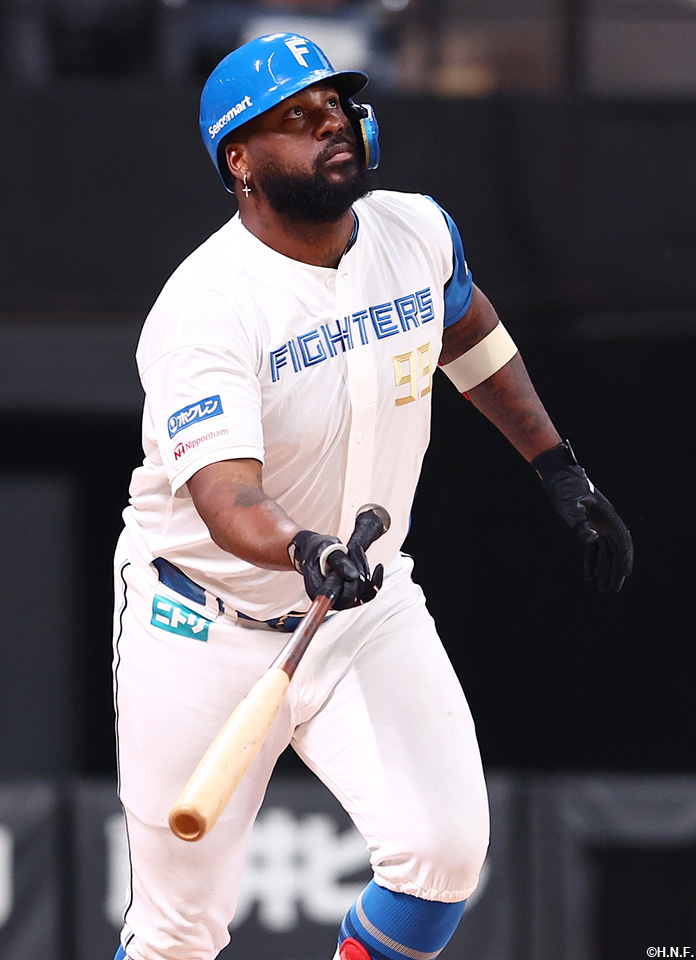 7回裏、ライトスタンドへ満塁弾を放つレイエス選手01