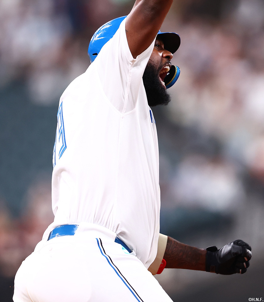 7回裏、ライトスタンドへ満塁弾を放つレイエス選手02