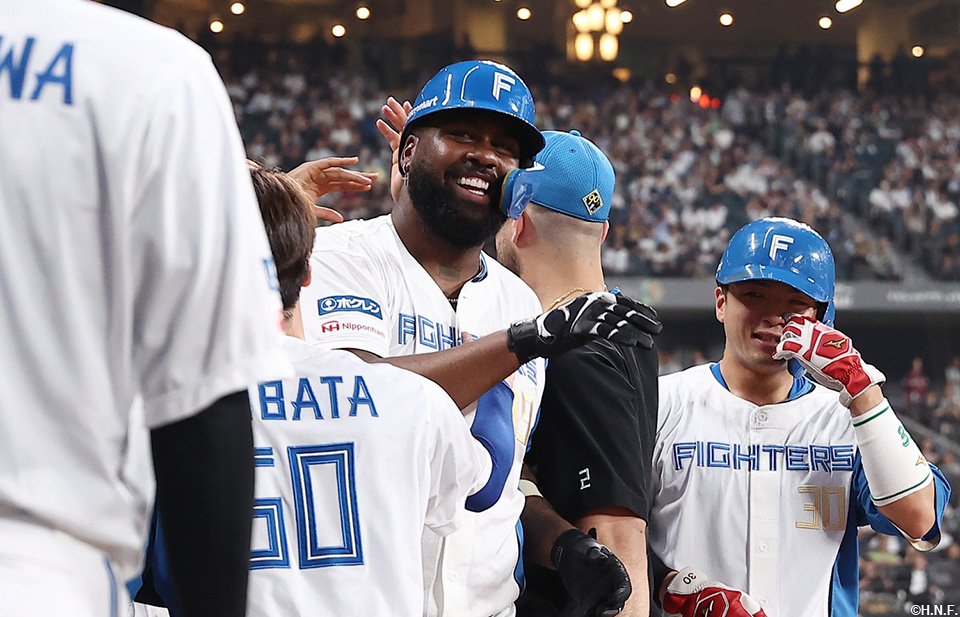 7回裏、ライトスタンドへ満塁弾を放つレイエス選手03