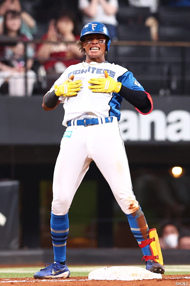 9回裏、起死回生の同点適時三塁打を放った水谷選手02