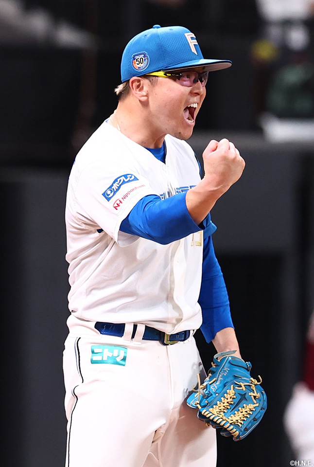 12回表、ピンチを抑えた生田目投手