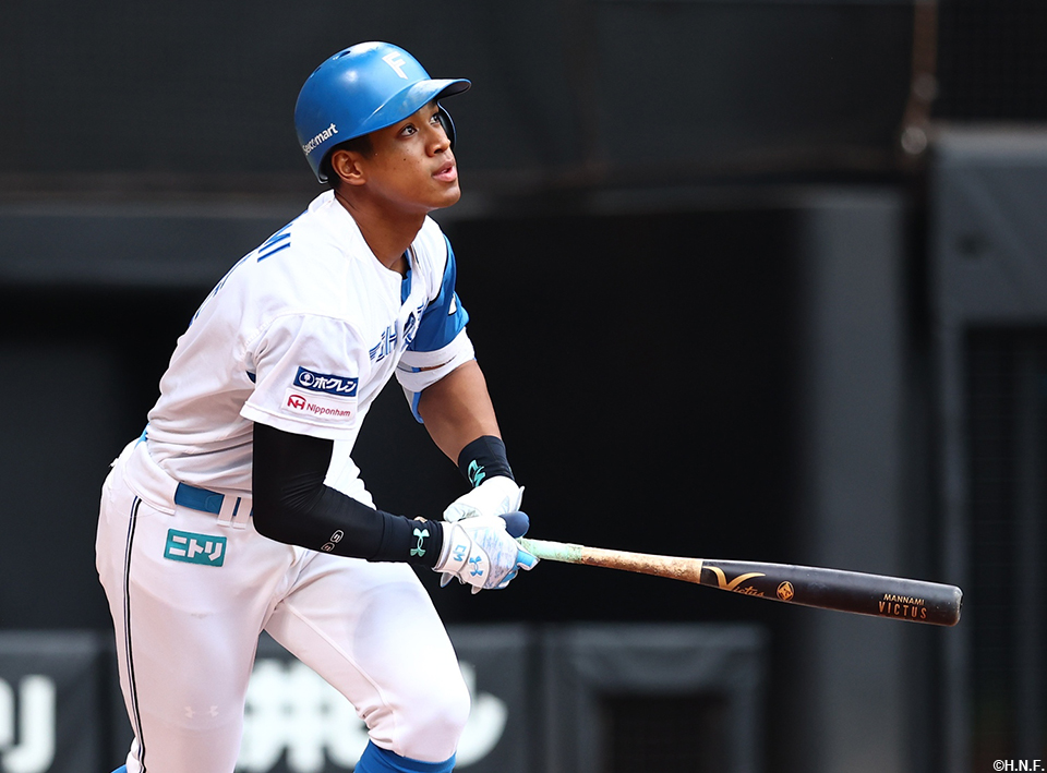 2回裏、同点の犠飛を放つ万波選手