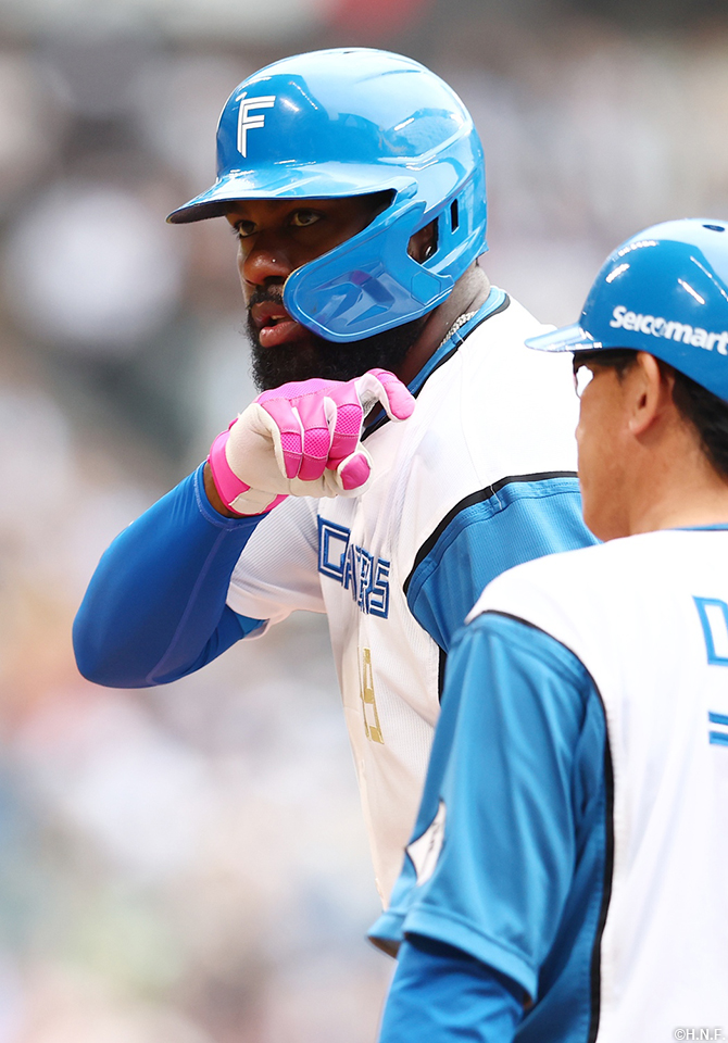 3回裏、センターへヒットを放ったレイエス選手