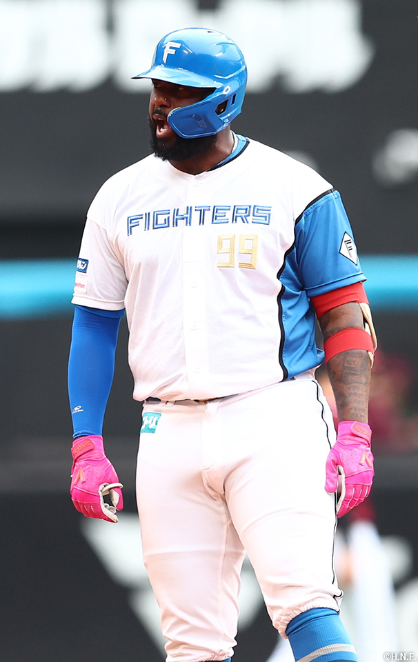 5回裏、勝ち越しの適時二塁打を放ったレイエス選手