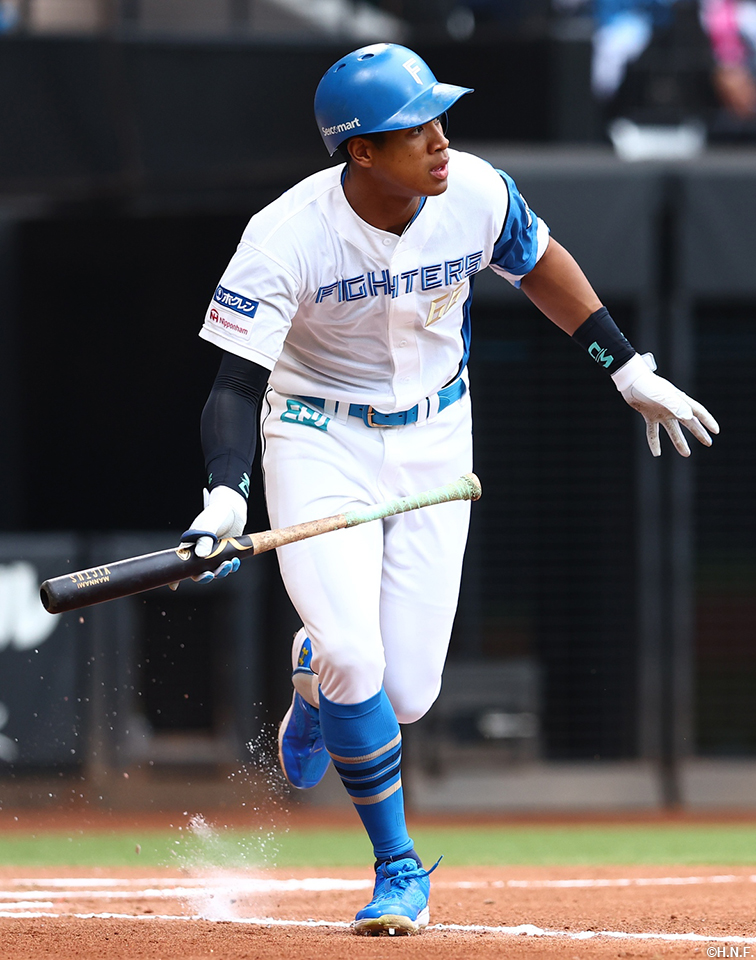 6回裏、センターへヒットを放つ万波選手