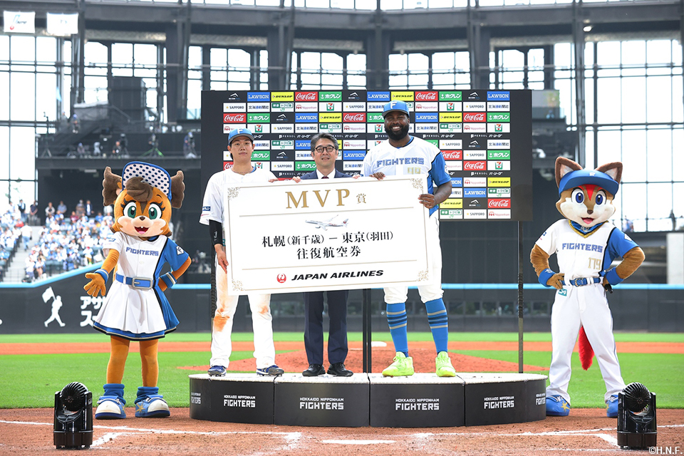 ヒーローの福田光選手とレイエス選手01