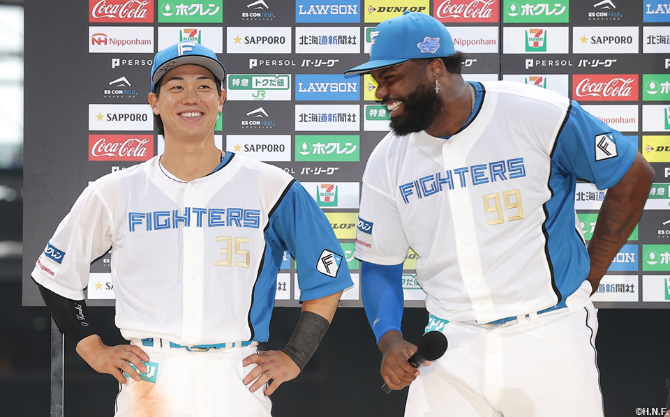 ヒーローの福田光選手とレイエス選手02