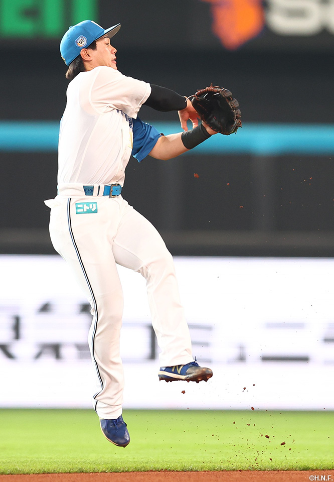 1回表、好守をみせる福田光選手01