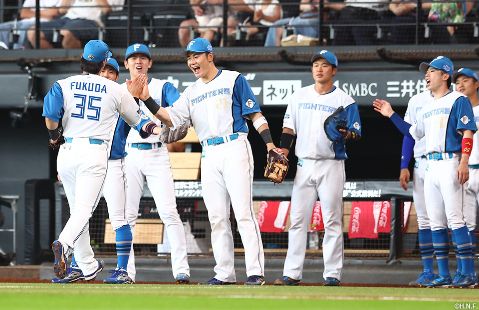 1回表、好守をみせる福田光選手02