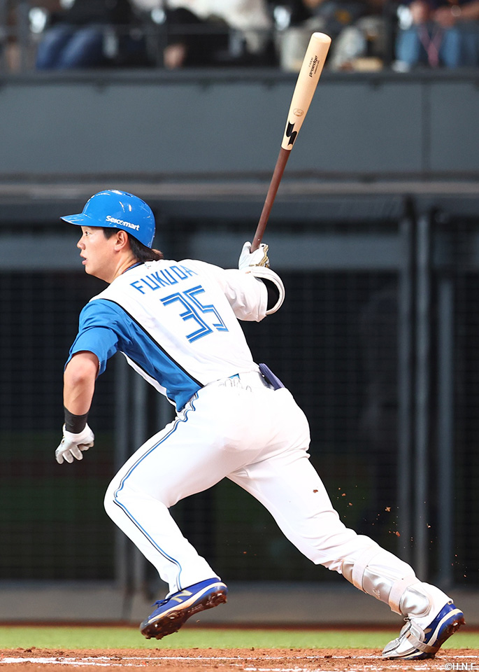 3回裏、センターへヒットを放つ福田光選手