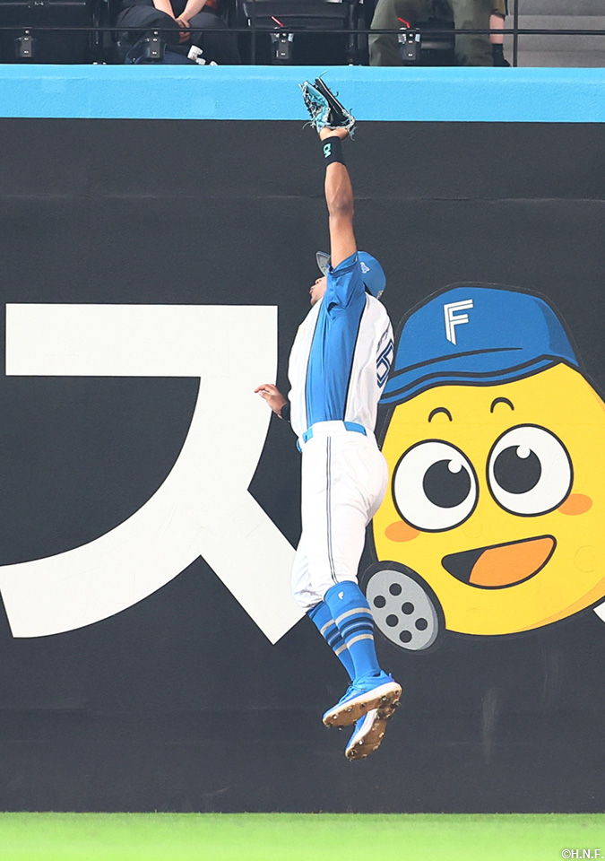 4回表、好守をみせる万波選手