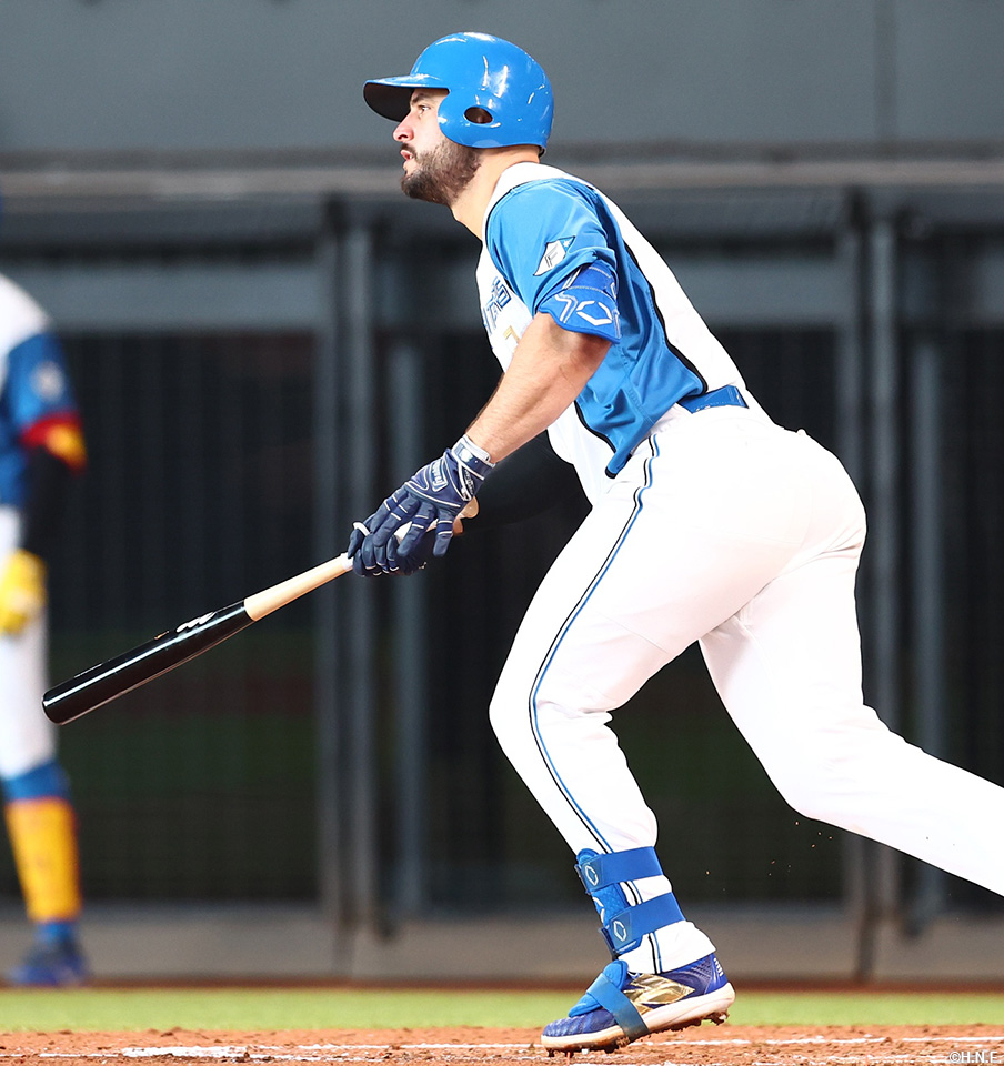 4回裏、センターへヒットを放つマルティネス選手