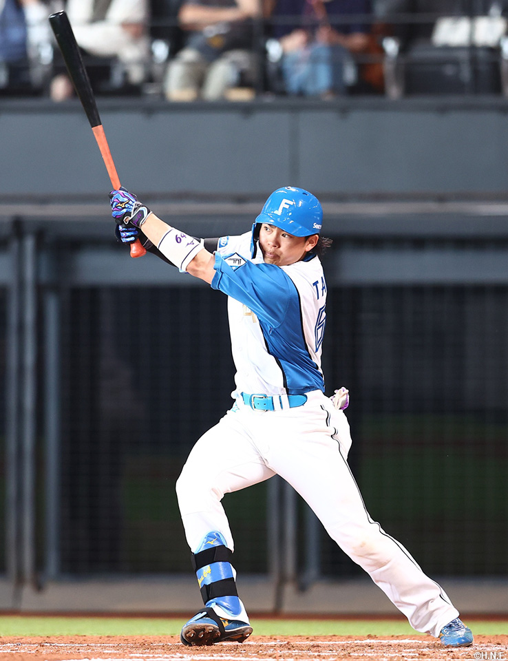 4回裏、センターへヒットを放つ田宮選手