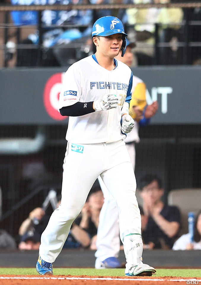 4回裏、同点となる適時内野安打を放った郡司選手