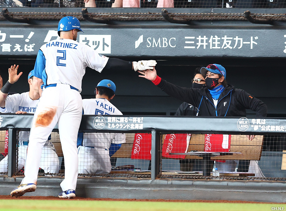 4回裏、同点のホームを踏んだマルティネス選手