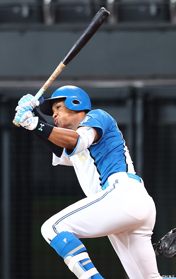 5回裏、レフトへヒットを放つ万波選手