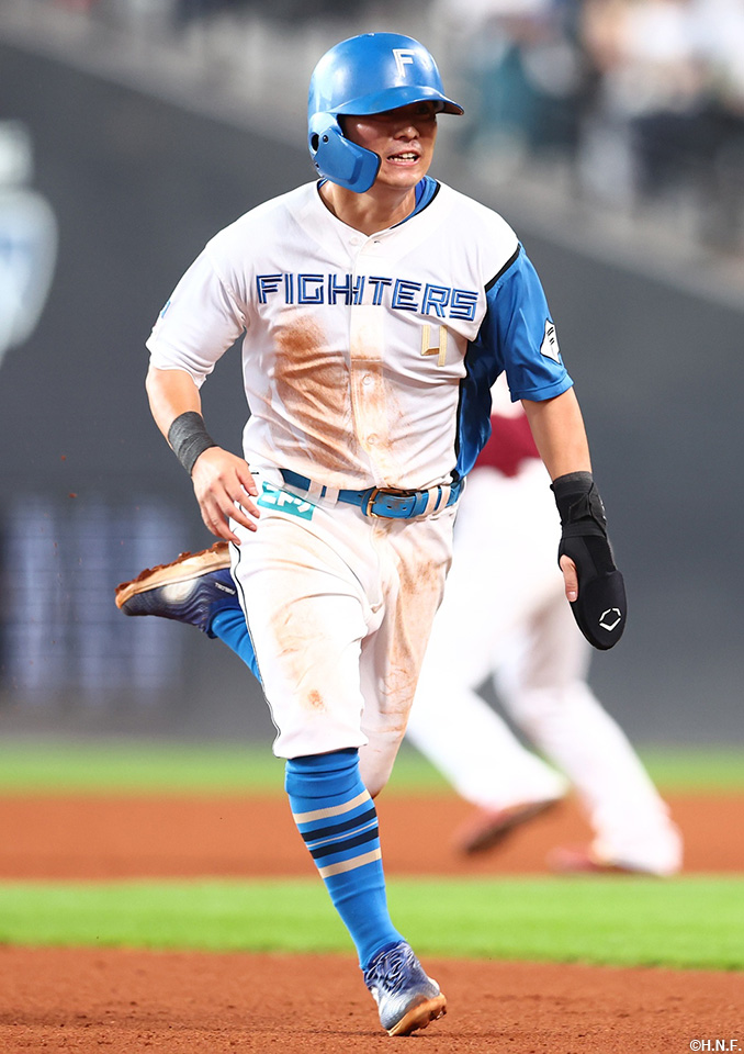 5回裏、三塁へ向かう上川畑選手